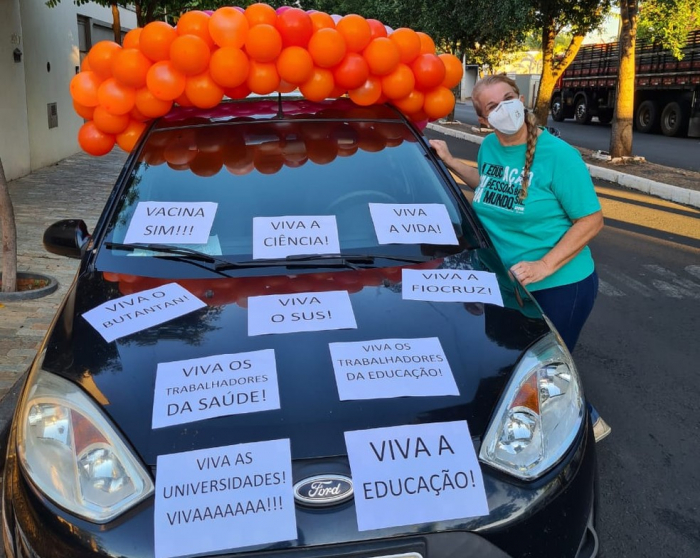 Professora jalesense decora veículo com mensagens e bexigas para receber vacina contra a Covid-19