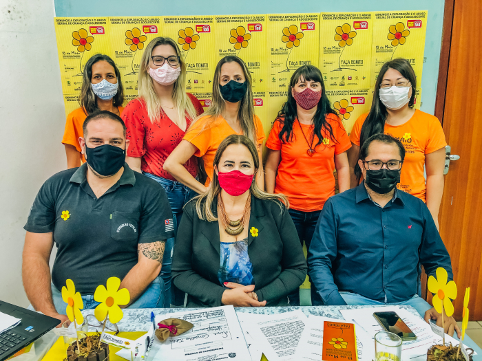 :  Em pé a equipe do CRAS Urânia, sentados da esquerda para direita, o conselheiro Tutelar, Aristides Moretti Neto, a coordenadora Municipal da Assistência Social, Izenir Fátima de Lima Souza e o conselheiro Tutelar, Rodrigo Mota