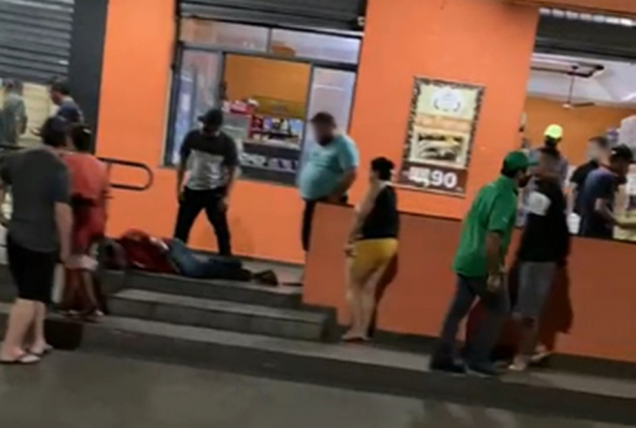 Homem e adolescente são baleados em frente a uma padaria