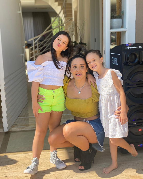 Influencer digital dá dicas para as mães de dupla (ou tripla) jornada