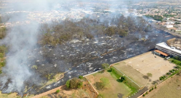 O cidadão deve ficar atento e cooperar com responsabilidade. Em caso de incêndio ligar para 193 (Corpo de Bombeiro) ou 17- 99637 4564 (Defesa Civil)