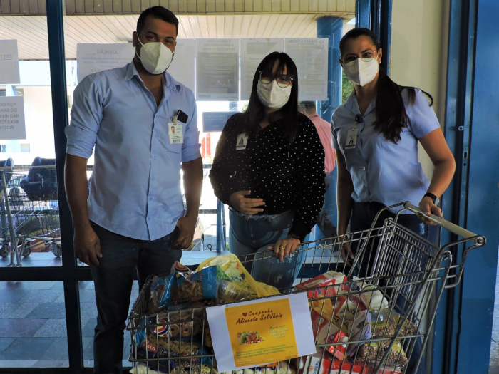Gilmar, estagiária Bianca e Josiane no Supermercado Sakashita