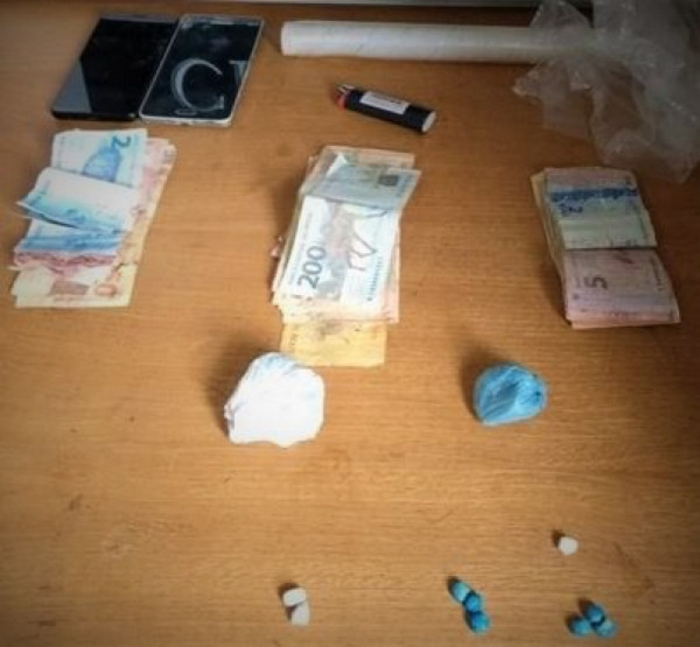 Traficante ingere 'trouxinha' de droga durante abordagem policial