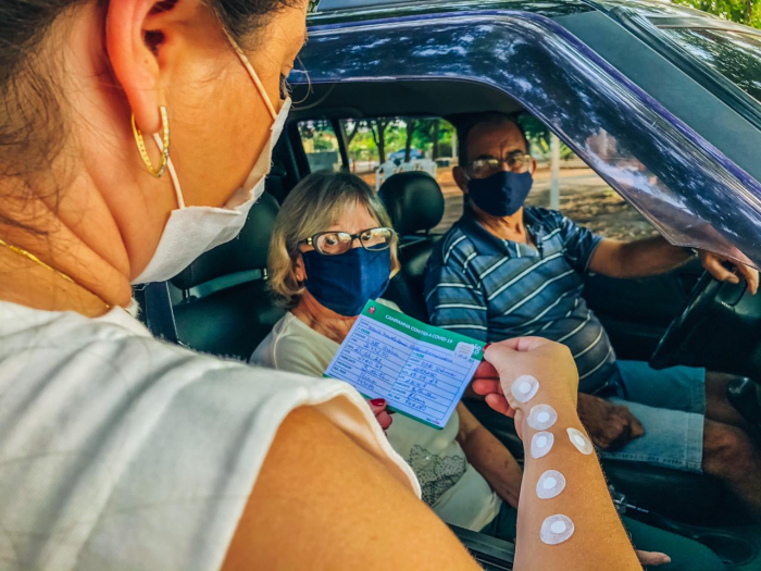 Vacinação da gripe no sistema ‘drive-thru’ em Urânia