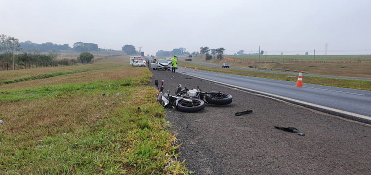 Carro atropela e arrasta mulher por 500 metros em rodovia
