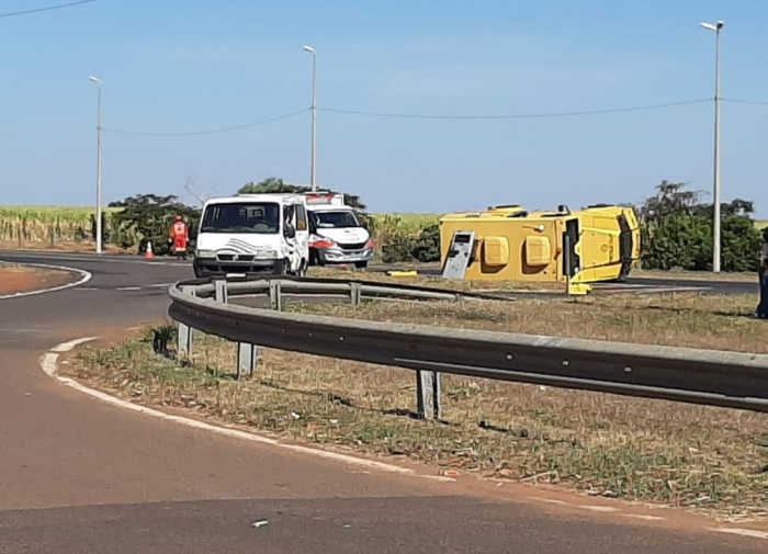 Carro-forte tomba após acidente com ambulância