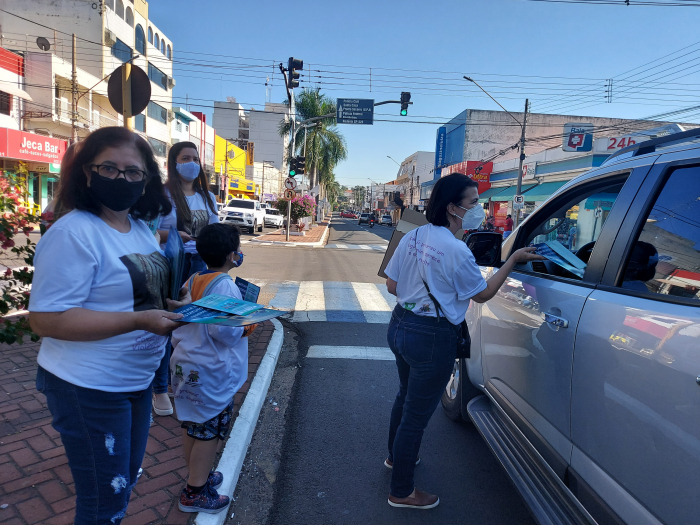 A secretária de Desenvolvimento Social e Cidadania, Pérola Fonseca Cardoso distribuiu cartilhas e orientou motoristas a denunciarem todo tipo de violência contra a pessoa idosa