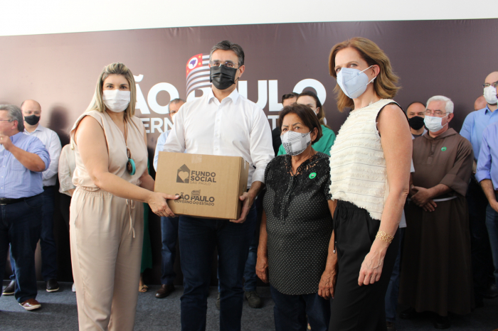 A primeira-dama e presidente do Fundo Social de Solidariedade, Alziane Rossafa Moreira entregou uma das 520 cestas básicas recebidas do governo estadual para a senhora Aparecida Fonseca, na presença do vice-governador Rodrigo Garcia e da secretária de Est