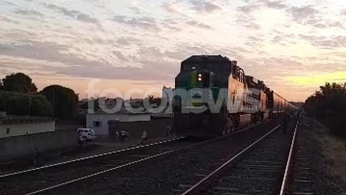 Homem sobrevive após ser atropelado por trem e ir parar debaixo de vagão na linha férrea em Jales