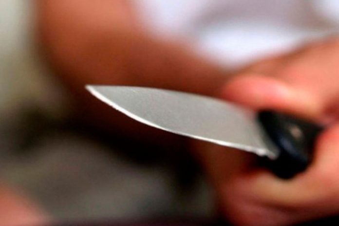 Jovem é presa suspeita de esfaquear a mãe no pescoço