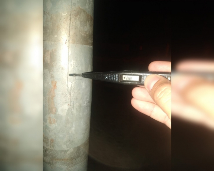 Menina de 11 anos sofre descarga elétrica e fica "presa" em poste