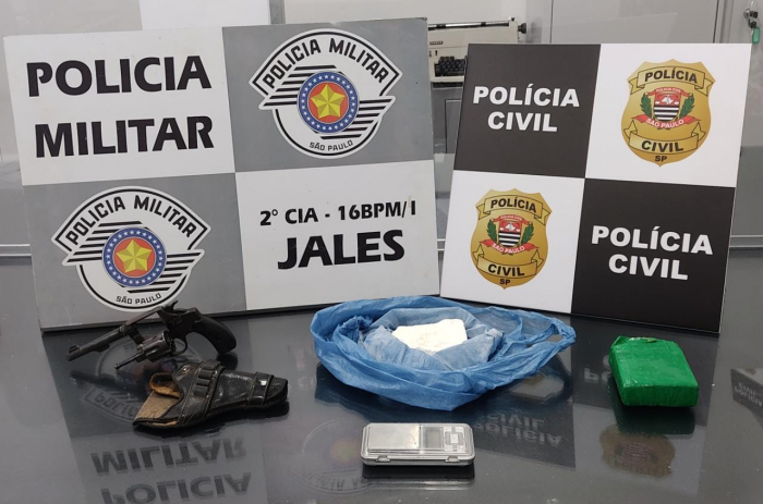 Polícia apreende arma e drogas que homem escondia na casa da avó