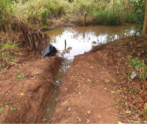 No local foram constatados corte de árvores de preservação permanente, uma barragem e desvios irregulares de água do córrego - Fotos: Divulgação/Polícia Ambiental