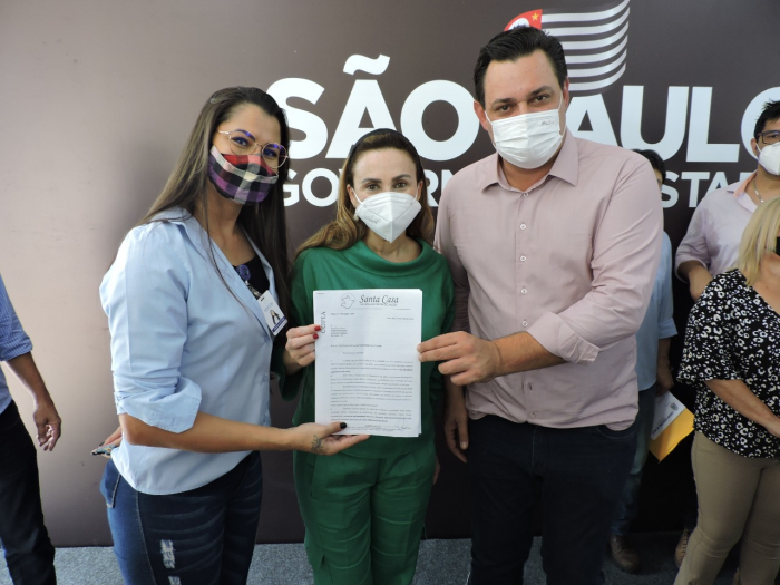 Deputada Estadual Analice Fernandes, Deputado Federal Geninho Zuliani e Josiane Custódio da Captação de Recursos entregando o ofício