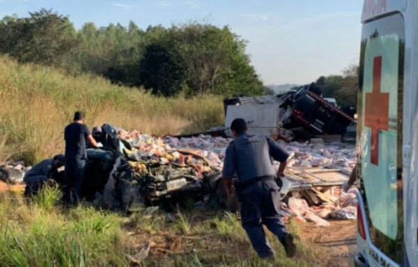 Três pessoas morrem em acidente entre carro e caminhão em Auriflama