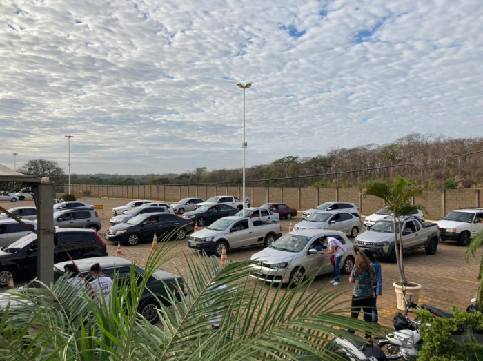 O sistema drive-thru auxilia tanto na organização dos agentes de Saúde quanto na segurança possibilitada pelo distanciamento de um veículo a outro