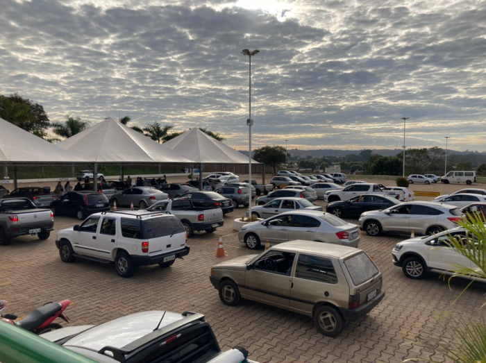 O sistema drive-thru auxilia tanto na organização dos agentes de Saúde quanto na segurança possibilitada pelo distanciamento de um veículo a outro