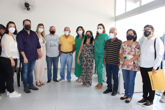 O prefeito Luis Henrique, a primeira-dama Alziane Rossafa Moreira, a vice-prefeita Marynilda Cavenaghi, a secretária de Desenvolvimento Social e Cidadania, Pérola Cardoso, a deputada estadual Analice Fernandes e a vereadora Andrea Moreto com os familiares