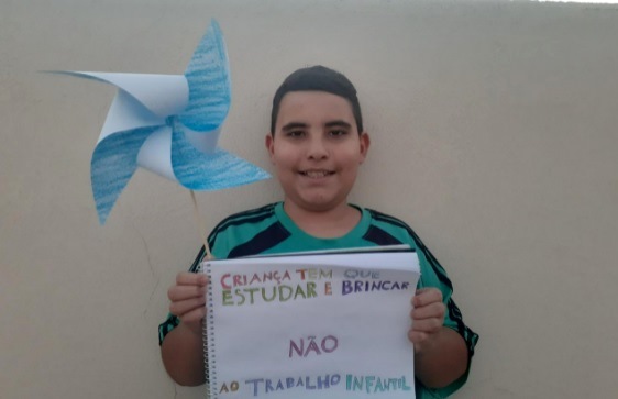 Os alunos Andreo e Geovana apresentaram um dos trabalhos realizados em alusão ao Dia Mundial Contra o Trabalho Infantil