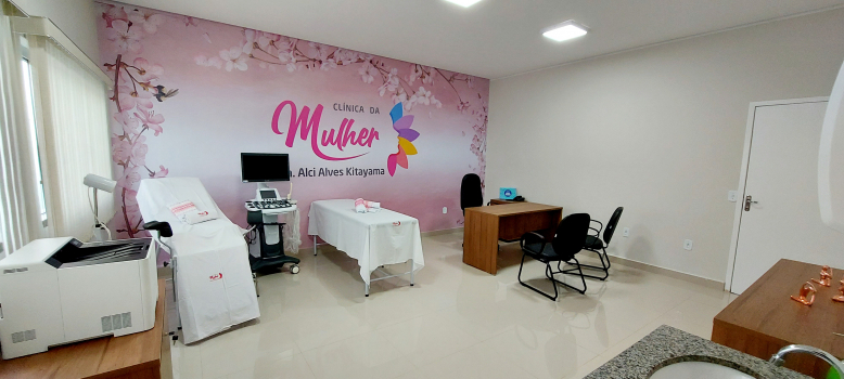 O consultório ginecológico possui aparelho de ultrassom para melhor atender as mulheres principalmente as gestantes durante as consultas de pré-natal
