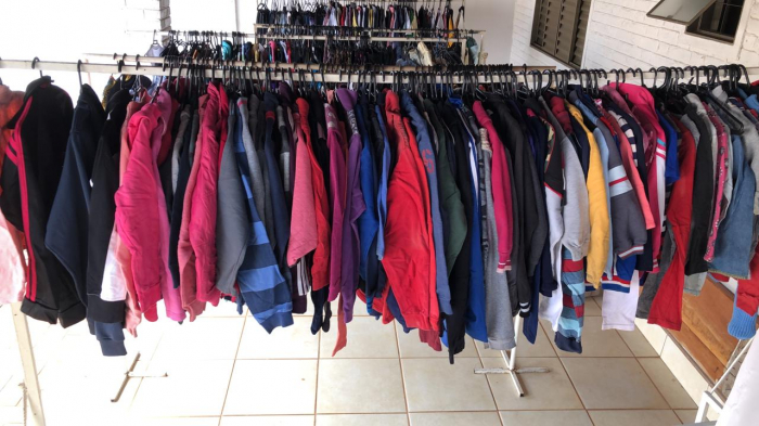Roupas em ótimo estado de conservação serão doadas, a partir de quarta-feira, dia 21, através do Projeto Varal Solidário, do Fundo Social de Solidariedade