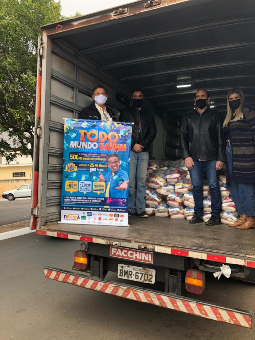 As 250 cestas básicas arrecadas com a live da Band Born realizada pelo Rotary Club de Jales foram dobradas pela promoção Todo Mundo Ganha do Proença Supermercados e transformadas em 500 cestas destinadas ao Fundo Social