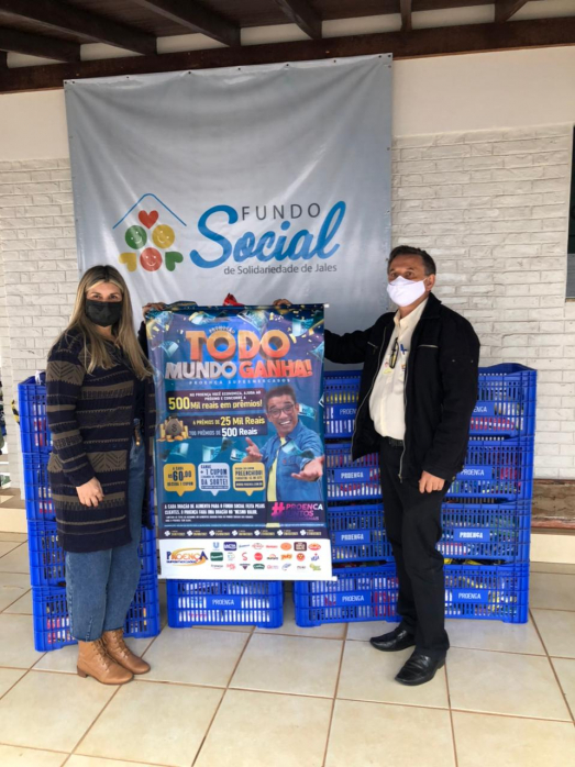 A presidente do Fundo Social de Solidariedade, Alziane Rossafa Moreira com o gerente do Proença de Jales, Hércio Carniello