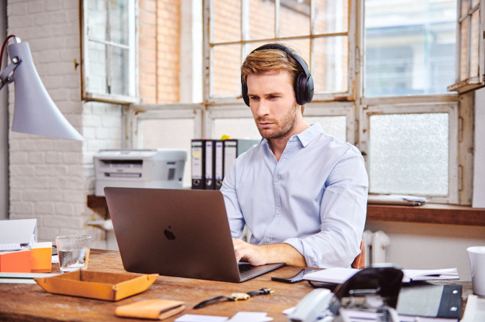 Home office: confira dicas para manter a postura correta e evitar problemas no futuro