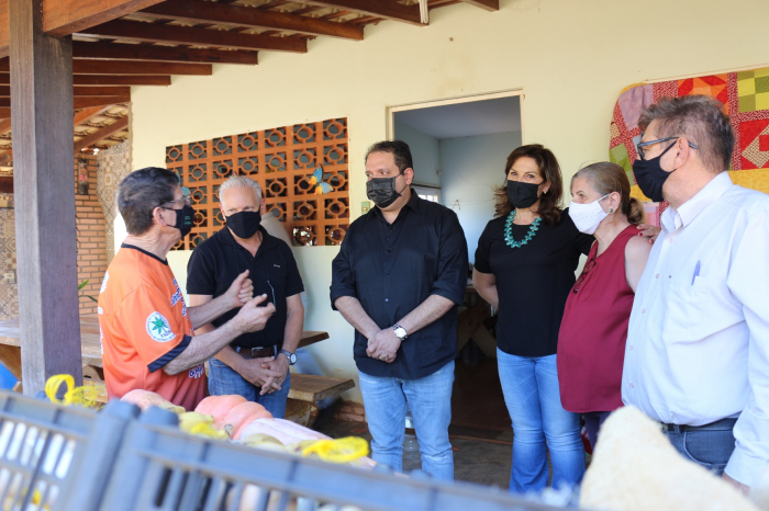 O feirante Romildo Peresi levou seus produtos até à propriedade rural e conversou com o prefeito Luis Henrique Moreira