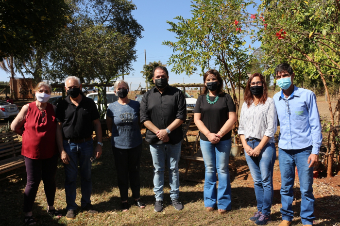 - Prefeito Luis Henrique e a vice Marynilda com a artesã Noêmia Garcia, o secretário de Desenvolvimento Econômico e Turismo, Carlos Altimari, a artesã Aparecida e os proprietários da Estância Recanto da Alegria, os anfitriões Leila e Antônio Moreira Teixe