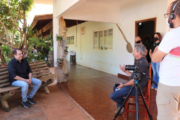 O feirante Romildo Peresi levou seus produtos até à propriedade rural e conversou com o prefeito Luis Henrique Moreira
