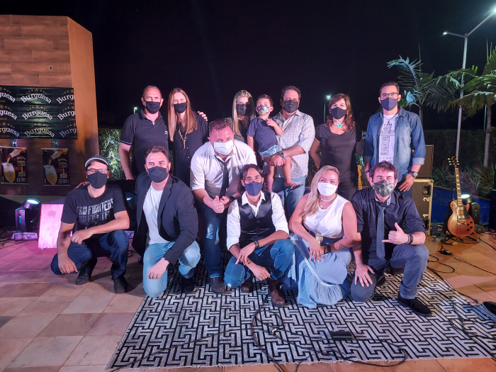 O prefeito Luis Henrique Moreira e a primeira-dama e presidente do Fundo Social, Alziane Rossafa Moreira, com o radialista Rogério Avequi, o proprietário do Regional Plaza Hotel, Olício Bocchi e sua esposa Fátima e os integrantes da Banda Born