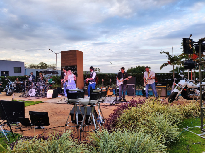 – A área de lazer do Regional Plaza Hotel serviu de cenário para a live com a Banda Born em prol do Fundo Social de Solidariedade