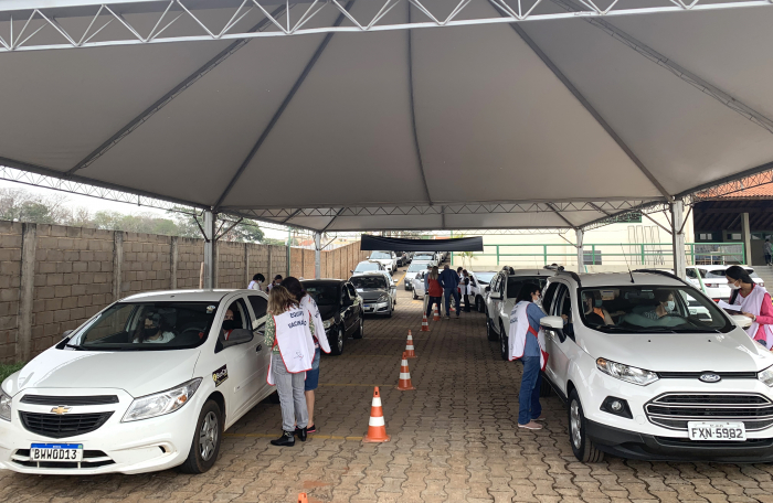 A campanha de vacinação ocorre durante os dias da semana e também aos sábados, em sistema drive-thru, na Igreja Batista