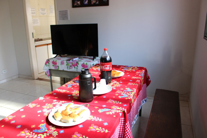 Café da manhã, almoço, café da tarde e jantar são servidos todos os dias para os migrantes e pessoas em situação de rua
