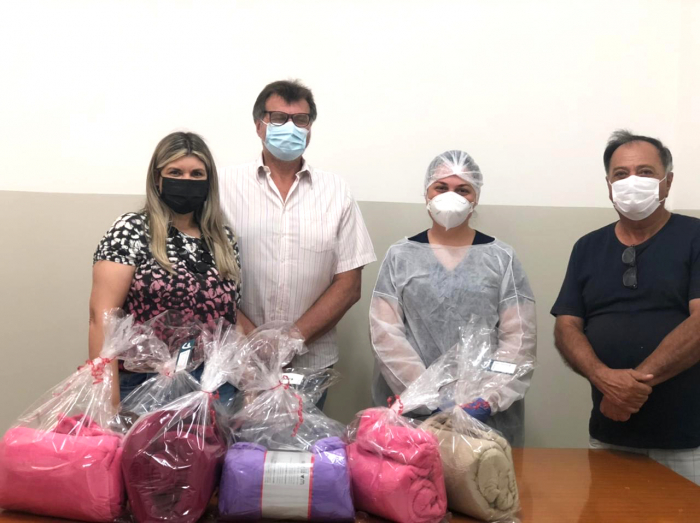 A presidente do Fundo Social de Solidariedade de Jales, Alziane Rossafa Moreira, entregou cobertores para serem usados na UPA Jales 24H