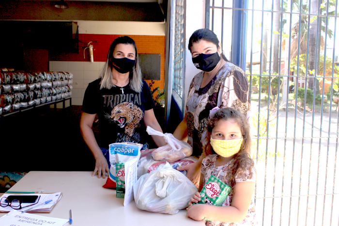 Pais e responsáveis estão retirando o kit merenda nas unidades de ensino da rede municipal