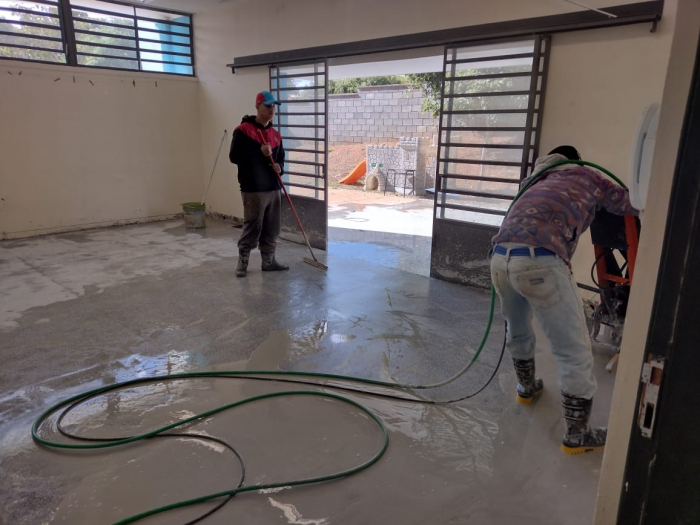 A Prefeitura realizou obras de substituição dos pisos na EMEI Professora Diva Maciel Jorge