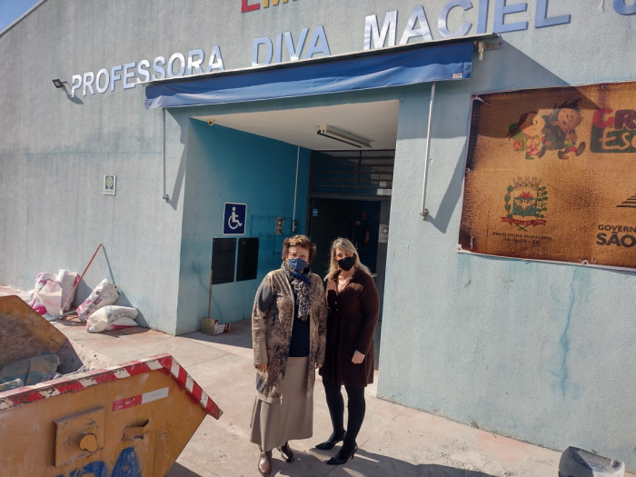 A secretária municipal de Educação, professora doutora Adriana Campos e a supervisora da Educação Infantil Valeria Altimare acompanharam a reforma do piso da EMEI Professora Diva Maciel Jorge, no Jacb