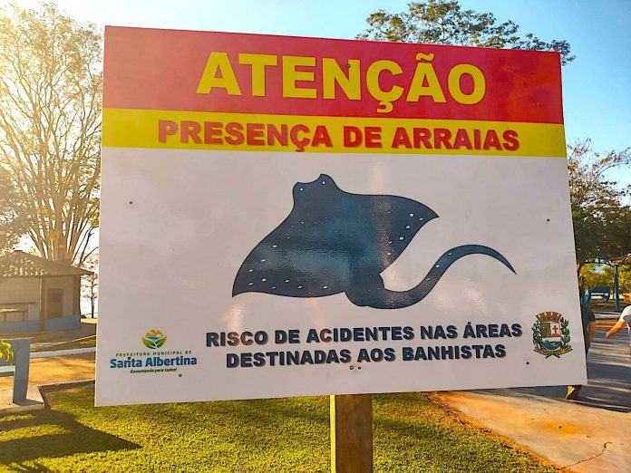 Prefeitura de Santa Albertina instala placas alertando sobre risco de Arraias em área de banho