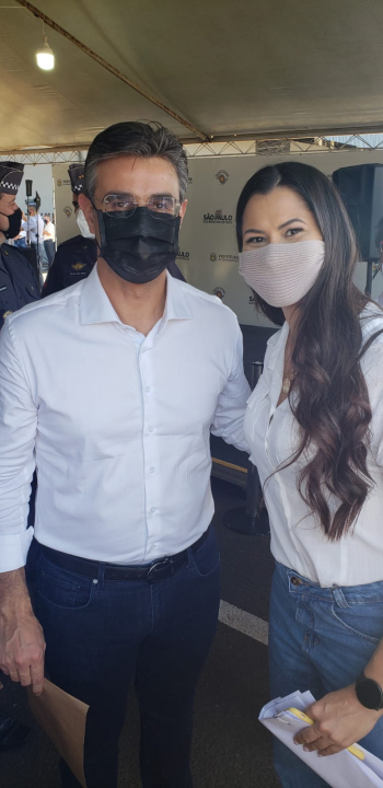 A representante do setor de Captação de Recursos, Josiane Custódio com o vice-governador do Estado de São Paulo, Rodrigo Garcia