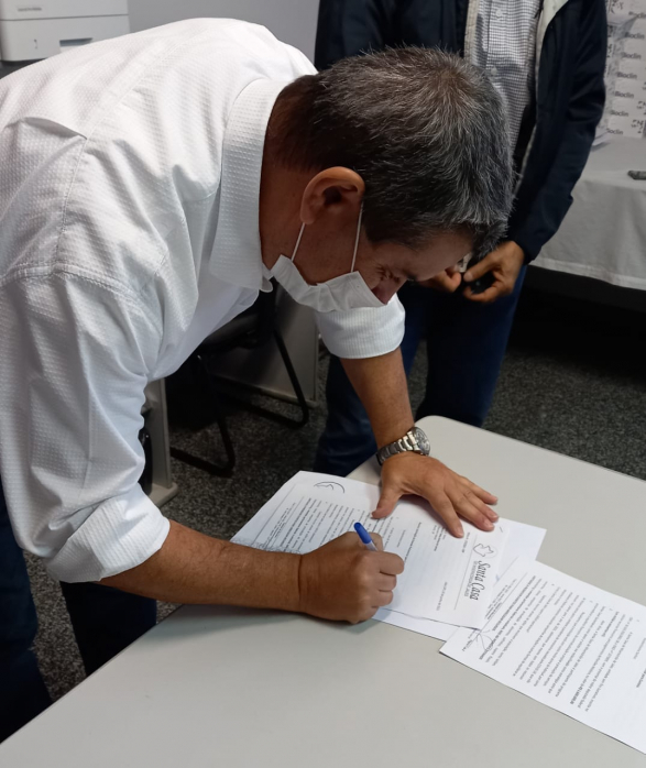 Coronel Tadeu firmando compromisso com a Santa Casa de Jales