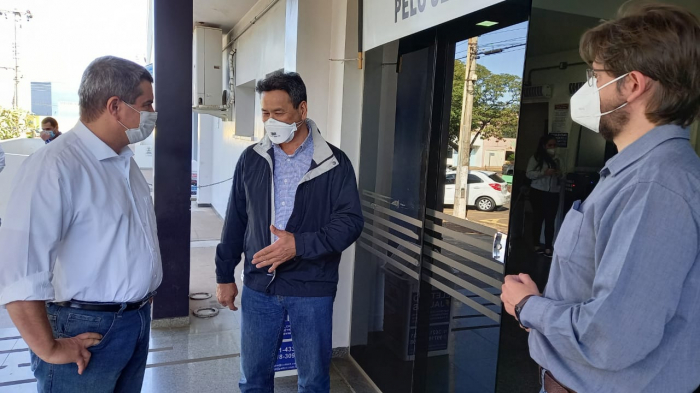 O deputado Coronel Tadeu sendo recepcionado pelo provedor e o gerente administrativo da Santa Casa de Jales
