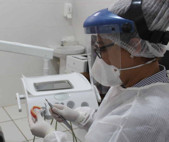 O serviço para obtenção das próteses dentárias é oferecido através das Unidades Básicas de Saúde de forma gratuita aos usuários do SUS
