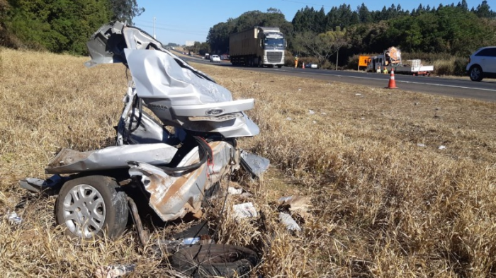 Partes do Ford Fiesta, que ficou totalmente destruído após o acidente