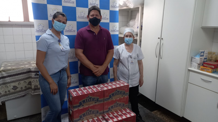 O representante do Rotary Club de Estrela D´Oeste, José Antônio Coleta realizando a entrega dos leites arrecadados pela associação