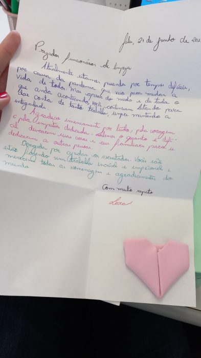 A cartinha escrita pela aluna Lara que foi entregue ao serviço de higiene e conservação, agradecendo pela coragem e dedicação