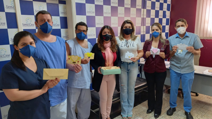 Alunos do 6º ano da escola Dom Artur produzem cartas de agradecimento aos colaboradores da Santa Casa de Jales