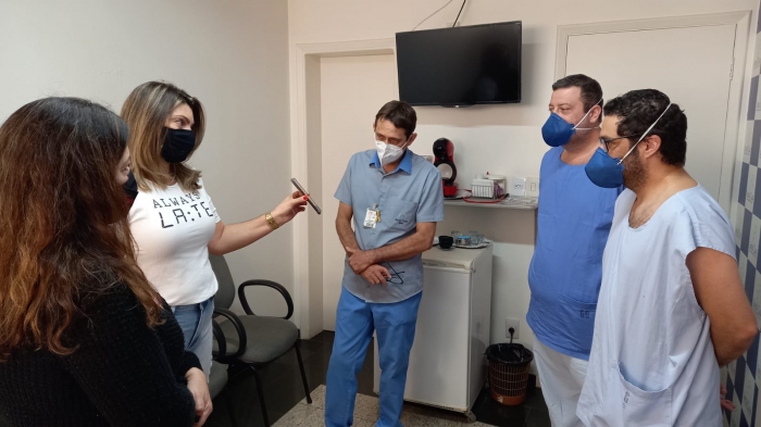 Durante a entrega as representantes mostraram alguns vídeos dos alunos da escola Dom Artur mandando mensagens aos profissionais