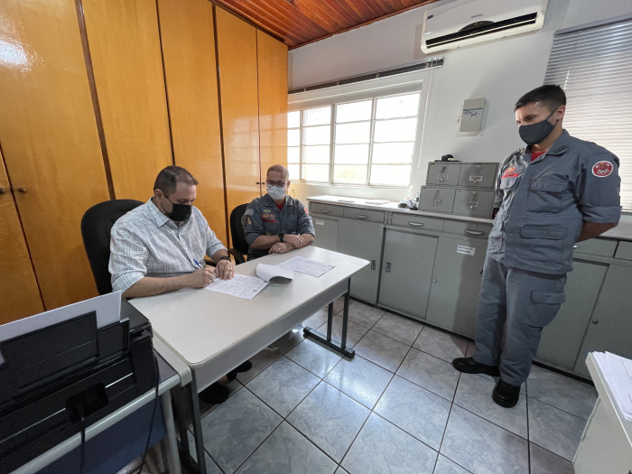 O prefeito Luis Henrique Moreira e o Comandante do 13º Grupamento de Bombeiros, Major PM Edmilson Santana Branco durante assinatura do convênio que possibilitará aumentar a oferta de serviços de atendimento pré-hospitalar para a população através da Ativi